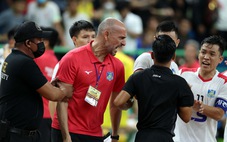 Trọng tài bị 'vây' ở trận futsal siêu kinh điển Việt Nam