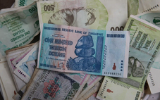 Zimbabwe: Tiền có mệnh giá đến 100.000 tỉ nhưng dân quyết không dùng