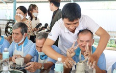 Eisai Việt Nam mang nụ cười ấm áp đến người già neo đơn, người bại liệt