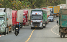 Container xếp hàng tràn quốc lộ, Trung Quốc làm thêm giờ để hỗ trợ thông quan