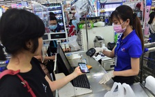 'Rất ít người trẻ còn mua sắm bằng tiền mặt'