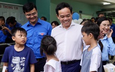 Phó thủ tướng Trần Lưu Quang tặng quà trẻ có hoàn cảnh đặc biệt