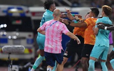 Bóng đá Thái Lan lại xảy ra xô xát, cầu thủ đánh HLV