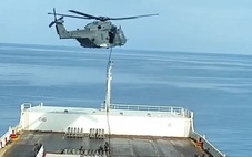 Thủy quân lục chiến Ý trấn áp người nhập cư cướp tàu chở hàng