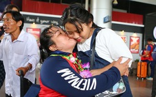 Gia đình hội ngộ, mẹ ôm chầm lấy con gái sau Para Games 12