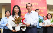 Bí thư Thành ủy Nguyễn Văn Nên khen thưởng gương kể chuyện dưới cờ