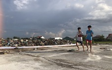 Sân vận động chất đầy rác vì bãi rác đóng cửa