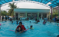 Gần 150 học sinh khuyết tật được dạy bơi