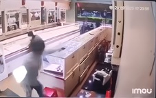 Đôi nam nữ dùng súng cướp tiệm vàng ở Khánh Hòa