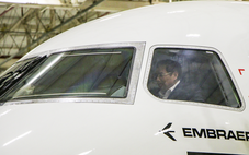 Thủ tướng ngồi ghế cơ trưởng máy bay Embraer của Brazil