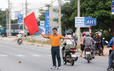 Vụ 'Thầy cô giáo ra quốc lộ 1 cầm cờ 'xin đường' cho học sinh': Nên lắp đèn tín hiệu giao thông