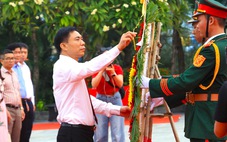 Đoàn đại biểu Ban Tuyên giáo Trung ương dâng hương tại khu tưởng niệm chiến sĩ Gạc Ma