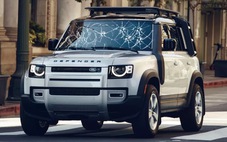 Chủ xe Land Rover Defender kiện vì 4 năm thay kính trước 5 lần