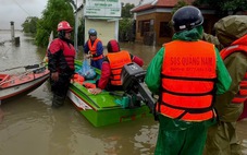 Các đoàn đưa xuồng đến cứu trợ, huyện Lệ Thủy nói cảm ơn nhưng chưa phù hợp nên xin tạm dừng