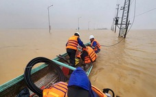 Chạy đua cấp điện cho người dân vùng bão Trà Mi khi mưa tạnh, nước rút