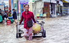 Người dân Cần Thơ ‘bó gối’ vì nước ngập trong ngày triều cường đạt đỉnh