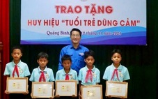 Trao huy hiệu Tuổi trẻ dũng cảm cho nhóm học sinh cứu 2 em nhỏ bị nước cuốn