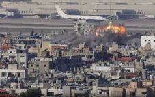 Video Israel ném bom Beirut khi máy bay chở khách di chuyển trên đường băng