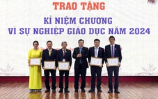 Cán bộ, giảng viên Trường đại học Cửu Long nhận Kỷ niệm chương