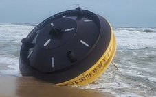 Vật thể lạ có dòng chữ China Buoy trôi dạt vào bờ biển Quảng Ngãi