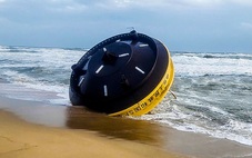 Vật thể lạ có dòng chữ China Buoy trôi dạt vào bờ biển Quảng Ngãi