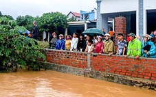 Cứu học sinh đang chới với giữa nước lũ, người đàn ông bị lũ cuốn mất tích