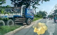 Xe ben ngang nhiên cán qua dải phân cách cứng chuyển làn trên đường Nguyễn Văn Linh