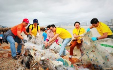 Tham gia giải chạy đêm dọn rác trên bãi biển Nha Trang, lan tỏa tình yêu biển đảo