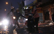 Đi học, đi làm về trễ còn gặp triều cường, người dân chật vật trên đường