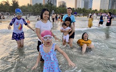 Các bãi biển Đà Nẵng đông đúc người tắm dịp đầu năm