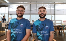 Hành trình đi bộ gây quỹ giúp đỡ trẻ em của 2 chàng trai nước ngoài