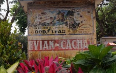 Áp phích quảng cáo tiếng Pháp từ thời Pháp thuộc được bảo tồn ở Cửa Nam, Hà Nội