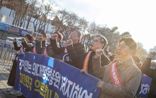 Hàn Quốc 'vừa đấm vừa xoa' các bác sĩ tập sự đình công