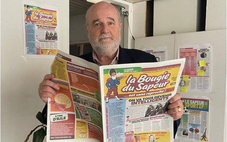 Độc giả Pháp thích thú đón nhận tờ báo phát hành 4 năm một lần