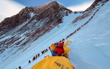 Nepal yêu cầu gắn chíp cho người leo núi Everest