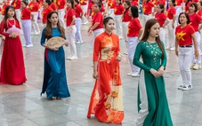 Hơn 1.000 phụ nữ trình diễn dân vũ áo dài