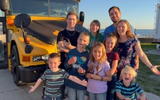 Kinh ngạc gia đình 9 người sống trên xe bus