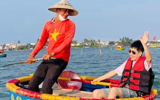 Tin tức giải trí 14-4: Lâm Chí Dĩnh ở Việt Nam cả tuần, khoe ảnh đi thuyền thúng
