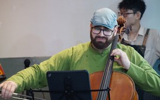 Nghệ sĩ cello người Mỹ trình diễn dân ca Việt Nam cùng nhóm nhạc của Ngô Hồng Quang