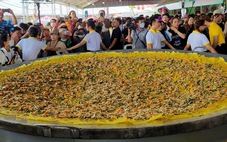 Người dân đổ về Lễ hội bánh dân gian Nam Bộ, ăn bánh xèo 'siêu to khổng lồ' miễn phí
