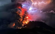 Núi lửa Indonesia phun trào dữ dội do động đất