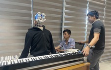 Sinh viên Đại học Kinh tế TP.HCM chế tạo robot chơi đàn piano