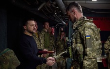 Ukraine buộc nam giới trong tuổi đi lính về nước làm 'nghĩa vụ với Tổ quốc'