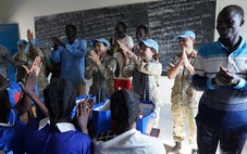 Bác sĩ mũ nồi xanh Việt Nam tặng quà học sinh Nam Sudan nhân ngày 30-4