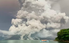 Núi lửa Indonesia phun trào dữ dội, đóng cửa sân bay quốc tế