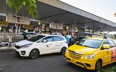 Khách quay lại Tân Sơn Nhất sau lễ, lo khó đón taxi, xe công nghệ