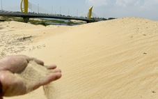 Những bãi cát khổng lồ từ nạo vét sông Cổ Cò hai lần bán đấu giá không thành