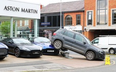 Méo mặt vì lùi trúng siêu xe Aston Martin giá trị gấp 20 lần
