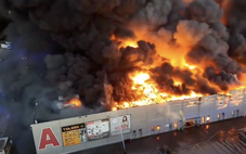 Cháy hàng trăm quầy hàng người Việt tại trung tâm thương mại lớn ở Ba Lan