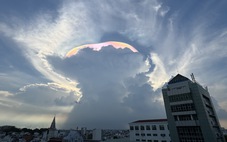 Mây ngũ sắc lấp lánh trên bầu trời TP.HCM, dân mạng đua nhau khoe ảnh 'cực quang Sài Gòn'